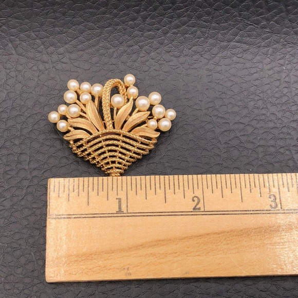 Crown Trifari Basket Brooch 1960s Faux Pearl Bouquet Gold Tone TV & Book Piece - Picture 5 of 6